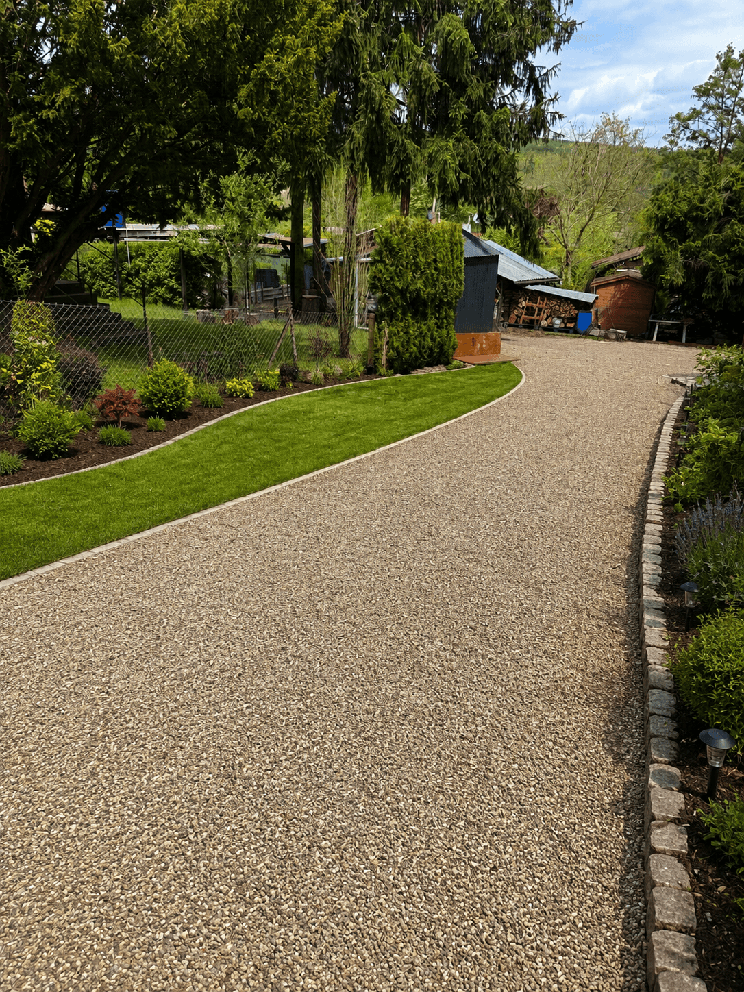 Příjezdová cesta a zahrada